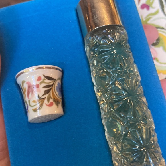 Vintage Ariane and thimble in old Avon box      NV - Picture 2 of 4